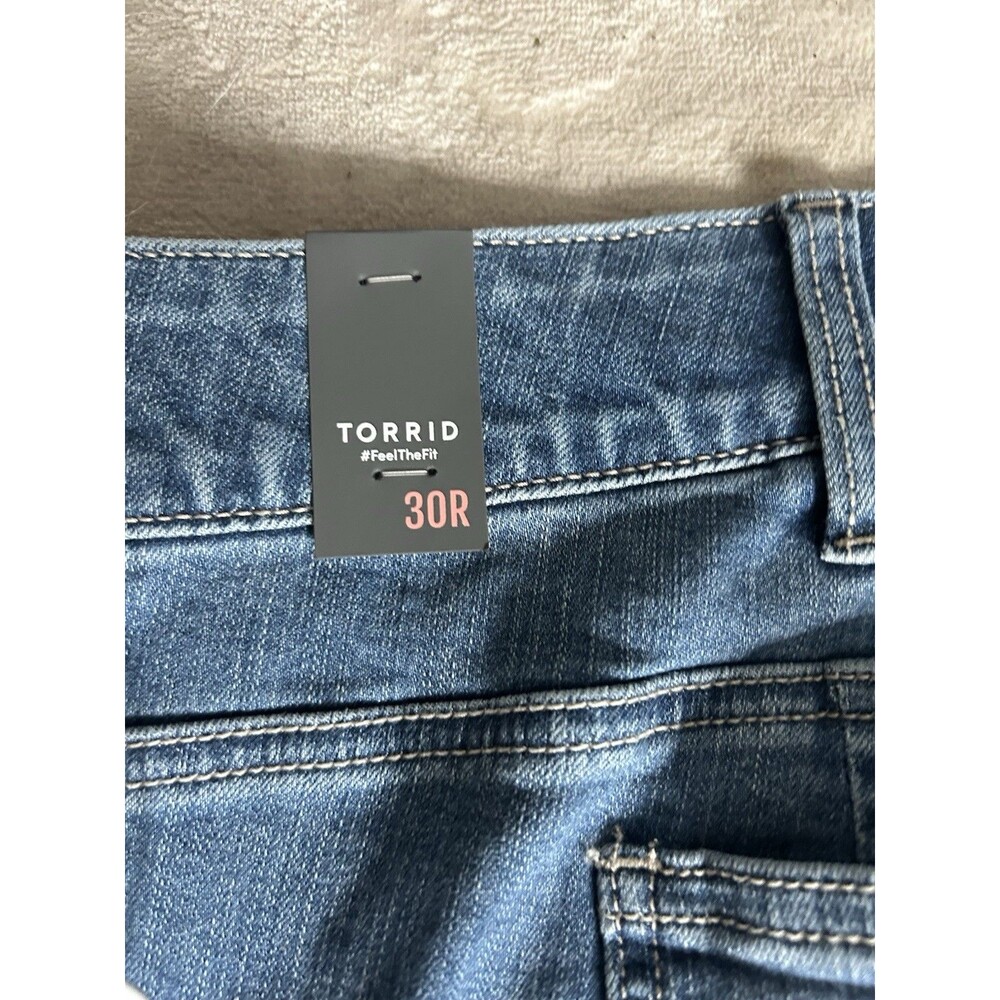 New Torrid Bombshell Straight Jeans Womens 30R Premium Stretch Light Wash NWT - Picture 3 of 6